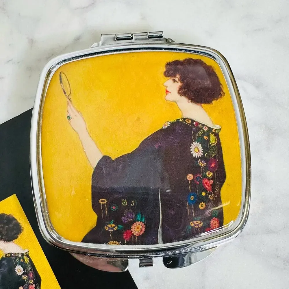 Mujer de perfil con quimono compact mirror